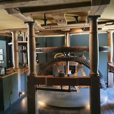 Moulin Renove Avec Piscine Interieure Et Squash וילה